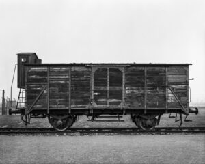 Schwarz-weiß Foto eines ehemaligen Güter- und Viehwaggons auf dem Gelände der Gedenkstätte Auschwitz