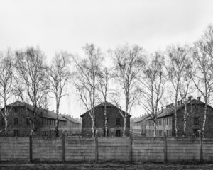 Schwarz-weiß Foto von Baracken auf dem ehemaligen Gelände des KZ Auschwitz