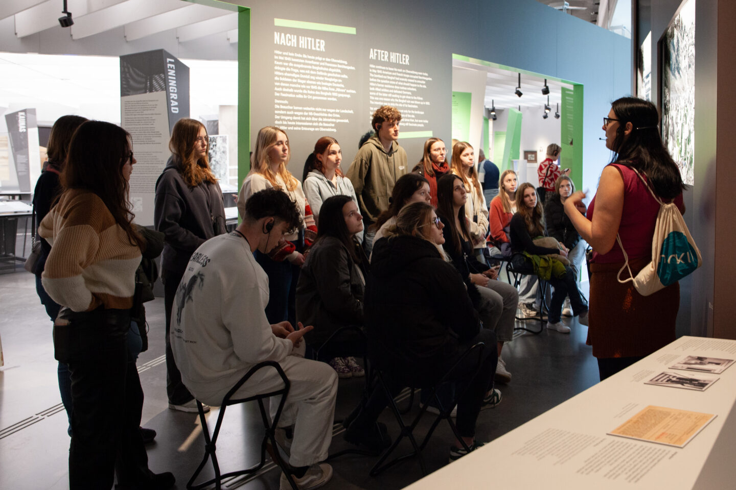 Gruppe von Menschen mit Guide in der Ausstellung