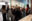 Gruppe von Menschen mit Guide in der Ausstellung