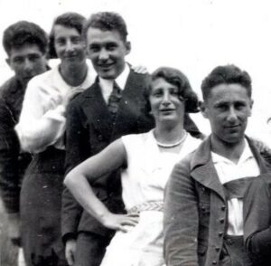 Schwarz-weiß Foto mit fünf jungen Erwachsenen Personen.