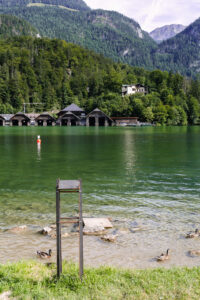 Stele über die Geschichte der Familie Moderegger am Ufer des Königssees.