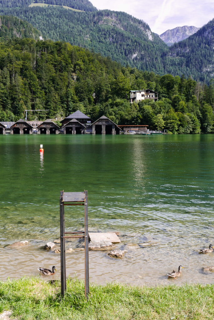 Stele über die Geschichte der Familie Moderegger am Ufer des Königssees.