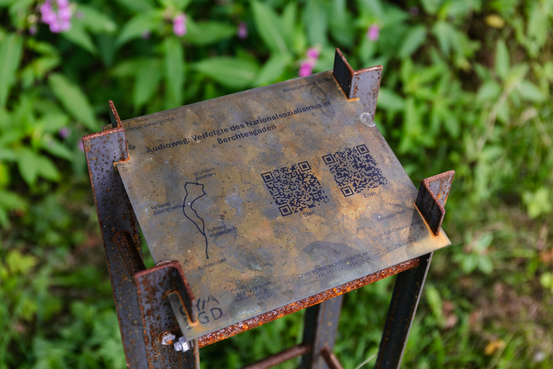 Nahaufnahme der Stele mit Intro und Outro.