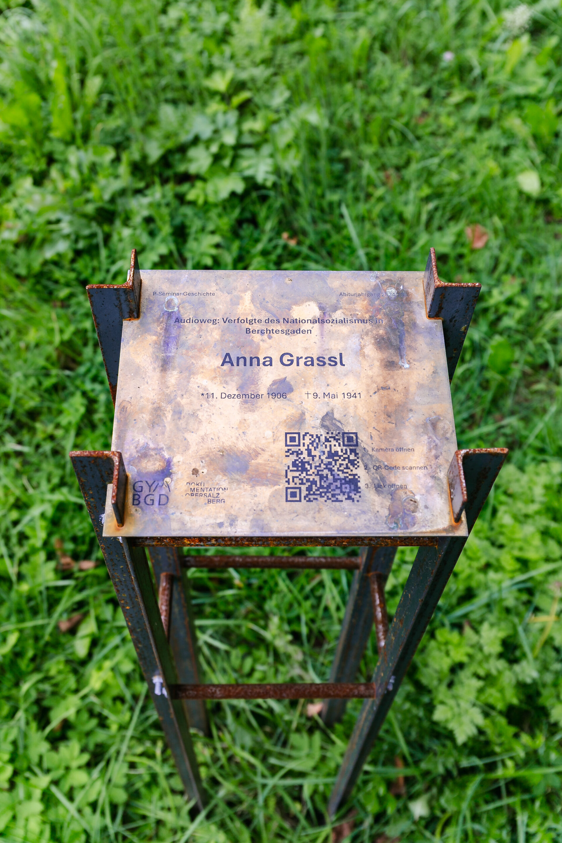 Nahaufnahme der metallenen Stele mit QR-Code über das Schicksal von Anna Grassl.