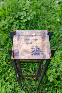 Nahaufnahme der metallenen Stele mit QR-Code über das Schicksal von Anna Grassl.