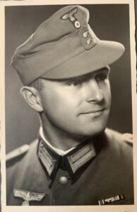Schwarzweiß Passfoto des Großvaters Walter Rudolph in Uniform