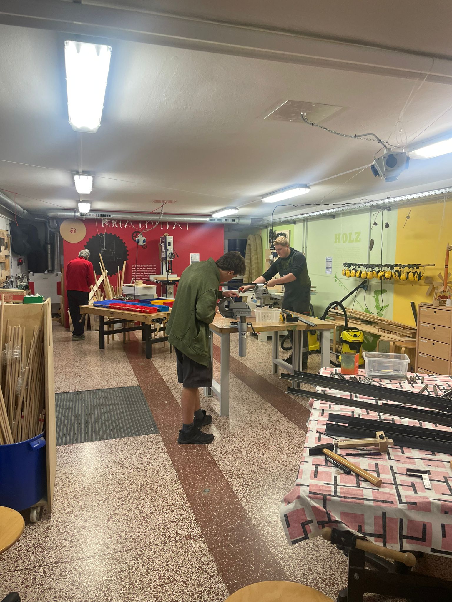 Schüler an einer Werkbank beim Bau der Stelen aus Metall.