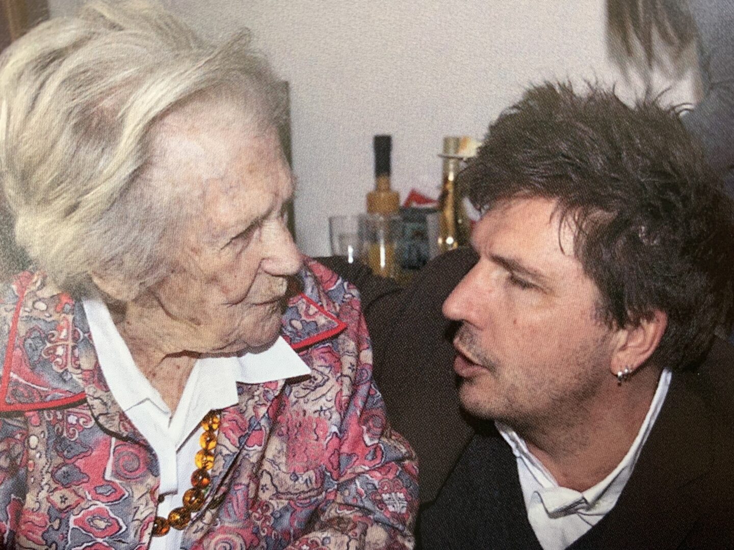 Großmutter Karoline Rudolph mit ihrem Enkel Thies Marsen an ihrem 100. Geburtstag