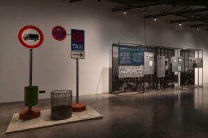 Ansicht eines Teils der Sonderausstellung. Im Vordergrund sind Verkehrsschilder zu sehen, im Hintergrund eine Ausstellungswand.