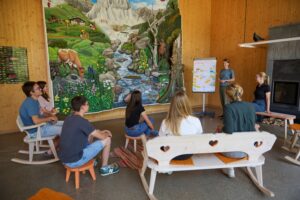 Jugendliche beim Workshop „Wandel schafft Vielfalt“ im Bildungszentrum am Haus der Berge